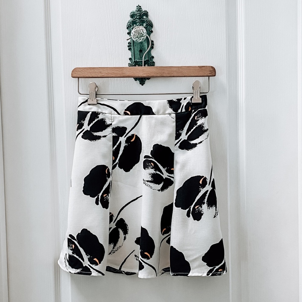 Nordstrom Lush Black and White Floral Mini Skirt Size Small